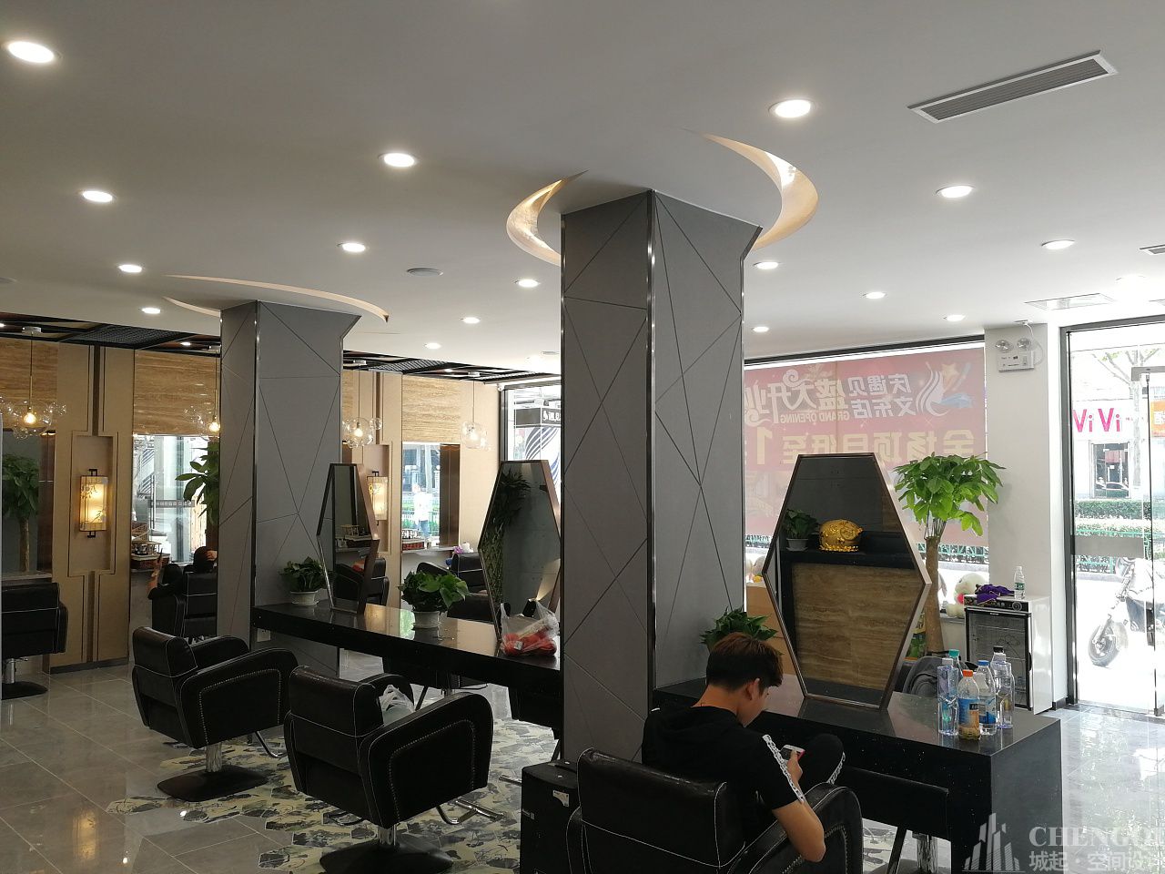 美發(fā)店空間設(shè)計(jì)布局圖,美發(fā)店空間設(shè)計(jì)實(shí)景圖