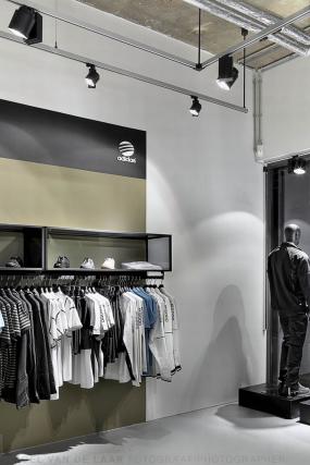 簡(jiǎn)約裝修風(fēng)格服裝店貨架效果圖