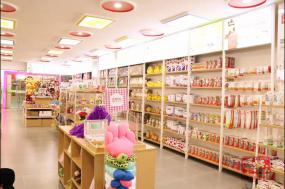 孕嬰店室內(nèi)深棕色木地板裝修效果圖片