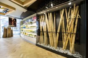 美發(fā)店淺色木地板裝修效果圖