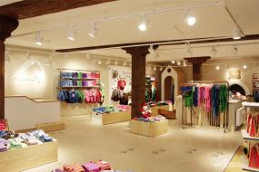 現(xiàn)代簡約建筑風(fēng)格童裝店招牌效果圖片