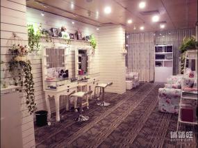 商場美甲店室內(nèi)背景墻設(shè)計裝修效果圖