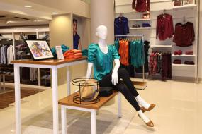 服裝店裝修風(fēng)格前臺(tái)設(shè)計(jì)效果圖