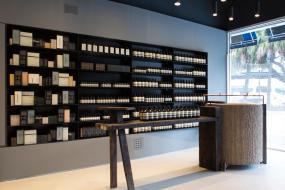 時(shí)尚現(xiàn)代風(fēng)格化妝品店吊頂裝修效果圖