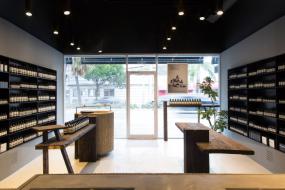 時尚化妝品店門頭落地窗裝修效果圖片