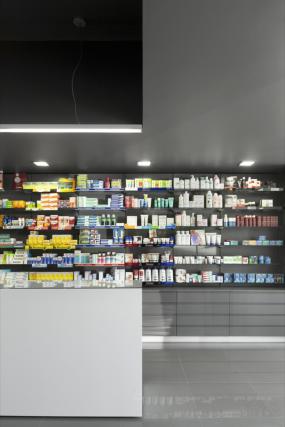 溫馨韓國化妝品店貨架圖片