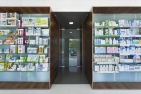 泰式美容院化妝品店貨架裝修設(shè)計(jì)圖片