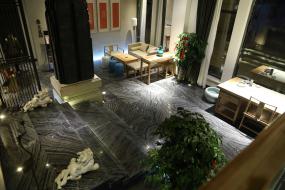 火鍋店門(mén)面室內(nèi)淺色木地板裝修效果圖片
