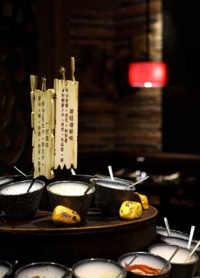 2018火鍋店藝術(shù)吊頂裝修效果圖