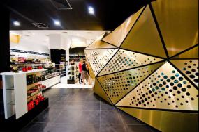 商場(chǎng)化妝品店裝修實(shí)景圖