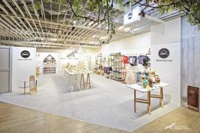 最新童裝店門面室內(nèi)掛衣架裝修效果圖片欣賞