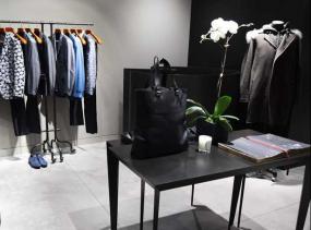 現(xiàn)代新古典服裝店貨架裝修效果圖