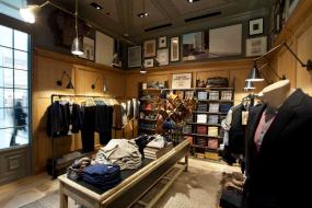 90平后現(xiàn)代裝修風(fēng)格服裝店裝修貨架