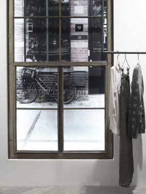 最新特色女服裝店掛衣架裝修效果圖片