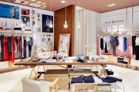 女服裝店室內(nèi)純色壁紙裝修效果圖片