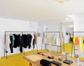 小型女服裝店室內(nèi)原木地板裝修效果圖片