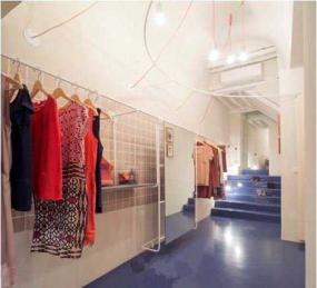 女服裝店室內(nèi)衣架裝修效果圖片
