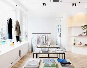 精品女服裝店室內(nèi)掛衣架裝修效果圖片