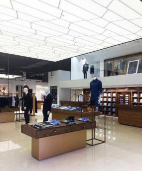室內(nèi)裝飾男服裝店裝修設(shè)計(jì)效果圖