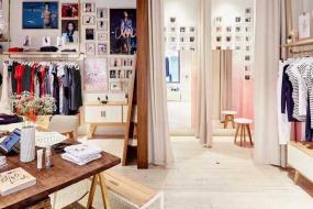 女服裝店室內(nèi)木質(zhì)背景墻裝修效果圖片
