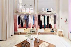 女服裝店室內(nèi)玻璃展示柜裝修效果圖片