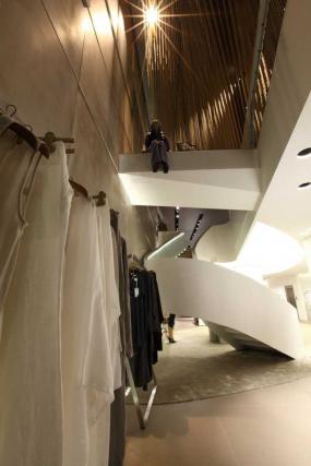 品牌女服裝店玻璃門裝修效果圖片