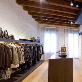 女裝服裝店陳列設(shè)計(jì)裝修效果欣賞