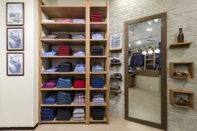 最新男服裝店衣柜裝修效果圖片