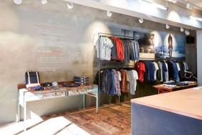 男服裝店室內(nèi)展示架裝修效果圖片