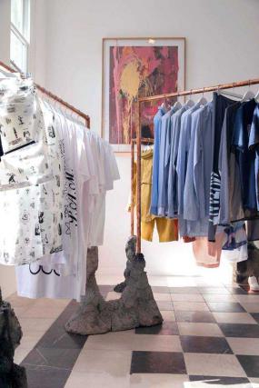女裝服裝店內(nèi)貨架裝修圖片