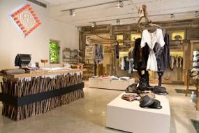 女裝服裝店展示架設(shè)計(jì)效果圖欣賞