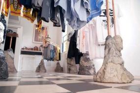 女裝服裝店淺色木地板裝修圖片