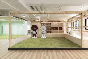 普通辦公室室內(nèi)淺色木地板裝修效果圖片
