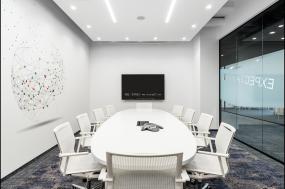 最新科技公司辦公室玻璃隔斷裝飾實(shí)景圖