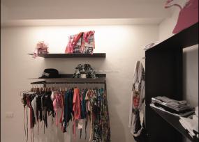 最新小型女裝店設計裝飾效果圖片