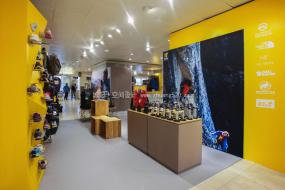 高端服裝專賣店裝修圖片