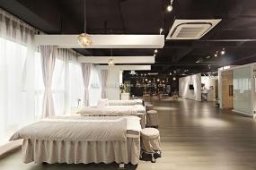 最新國(guó)外美發(fā)店設(shè)計(jì)裝飾效果圖片